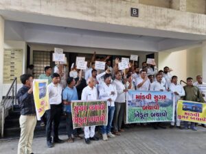 સુરત ખાતે. કલેક્ટર શ્રી ને  કોંગ્રેસનાં આગેવાનો દ્વારા આવેદન પત્ર આપવામાં આવ્યું.