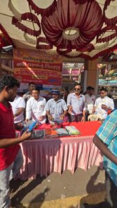 બારડોલી જલારામ મંદિર ખાતે નુતન વર્ષ નિમીત્તે સ્વાભિમાન ગ્રુપ અને શ્રી રાજપુત કરણી સેના દક્ષિણ ગુજરાત ના હોદેદારો અને JCI મેમ્બરો ના સહયોગ દ્વારા ગરીબોને 2200 જોડી કપડા નૂ વિતરણ કરવામાં આવ્યું . 