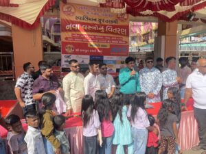 બારડોલી ગરીબોને કપડાંનુ વિતરણ કરવામાં આવ્યું. 
