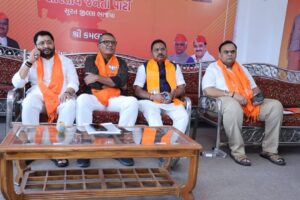 સુરતમાં વડાપ્રધાનના કાર્યક્રમ અંગે બારડોલીમાં જિલ્લા ભાજપની બેઠક યોજાઈ હતી