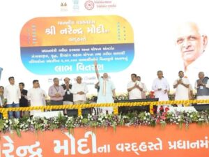 સુરત ખાતે  વડાપ્રધાન  Narendra Modi દ્વારા સુરત ખાતે પ્રધાનમંત્રી ગરીબ કલ્યાણ અન્ન યોજનાના અંદાજિત ૨,૦૦,૦૦૦ લાભાર્થી પરિવારોને વિનામૂલ્યે અનાજ વિતરણ કરવામાં આવ્યું.