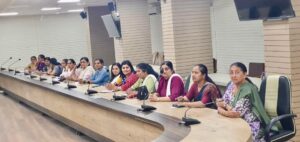 *બારડોલી નગરપાલિકા અને તાલુકા પંચાયતમાં "એક રાષ્ટ્ર, એક ચૂંટણી"*

આ સભામાં ભારતીય જનતા પાર્ટી (BJP) દ્વારા રજૂ કરવામાં આવેલ બંધારણીય સુધારા બિલ-૧૨૯, સંશોધન વિધેયક-૨૦૨૪ ને સમર્થન આપવાનો ઠરાવ પસાર કરવામાં આવ્યો હતો. આ બિલમાં દેશની લોકસભા અને તમામ રાજ્યોની વિધાનસભાની ચૂંટણીઓ એક સાથે યોજવાની દરખાસ્ત છે.
નગરપાલિકાની સભાનું આયોજન પ્રમુખ ધર્મેશ પટેલના અધ્યક્ષ સ્થાને નગરપાલિકા સભાખંડમાં કરવામાં આવ્યું હતું. સભામાં હાજર તમામ સભ્યોએ *એક રાષ્ટ્ર, એક ચૂંટણીના* ઠરાવને સમર્થન આપ્યું હતું. જો કે, વિપક્ષના સભ્યો આ સભામાં ગેરહાજર રહ્યા હતા.
તે જ રીતે, બારડોલી તાલુકા પંચાયતમાં પણ આ જ મુદ્દા પર સભા યોજાઈ હતી અને ત્યાં પણ આ બિલને સમર્થન આપતો ઠરાવ પસાર કરવામાં આવ્યો હતો.
*એક રાષ્ટ્ર, એક ચૂંટણીના* સમર્થનમાં કેટલાક મુખ્ય મુદ્દાઓ નીચે મુજબ છે:
 * ખર્ચમાં ઘટાડો: એકસાથે ચૂંટણીઓ યોજવાથી ચૂંટણીના ખર્ચમાં નોંધપાત્ર ઘટાડો થઈ શકે છે.
 * સમયની બચત: વારંવાર ચૂંટણીઓ યોજવાથી સમય અને સંસાધનોનો વ્યય થાય છે, જે એકસાથે ચૂંટણીઓ યોજવાથી બચાવી શકાય છે.
 * વહીવટી સરળતા: એકસાથે ચૂંટણીઓ યોજવાથી વહીવટી પ્રક્રિયા સરળ બને છે અને સરકારોને વિકાસના કામો પર ધ્યાન કેન્દ્રિત કરવાની તક મળે છે.