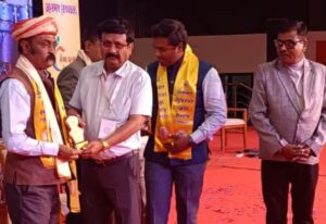 મેગા બ્રાહ્મણ બિઝનેસ સમિતિ -4 ના કાર્યક્રમમાં રાજપૂત વ્યાપાર વિકાસ મંડળ ને આયોજકો દ્વારા "સ્મૃતિ ચિન્હ" ભેટ આપવામાં આવ્યા
