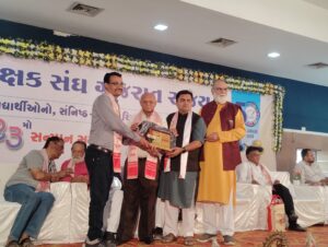 ઉધનાની સુમન હાઇસ્કુલના કલાશિક્ષક ગણેશ ધ.બડગુજરને કલા શિક્ષક સંઘ ગુજરાત રાજ્ય તરફથી બે અવાર્ડ એનાયત કરીને સન્માનિત કરાયા*