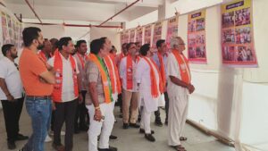 કમલમ જિલ્લા મધ્યસ્થ કાર્યાલય બારડોલી ખાતે 169 બારડોલી વિધાનસભાના ધારાસભ્યશ્રી ઈશ્વરભાઈ પરમારજીની વિશેષ ઉપસ્થિતિમાં પાર્ટીના સિનિયર કાર્યકર્તા બાલુભાઈ પટેલ (બાબલા) ના હસ્તે પ્રદર્શનીનું રીબીન કાપીને ખુલ્લુ મૂકવામાં આવ્યું હતું